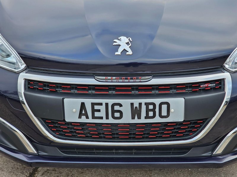 PEUGEOT 208